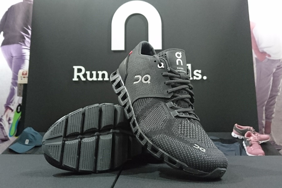 Onランニングシューズ　CloudX Black/Asphalt